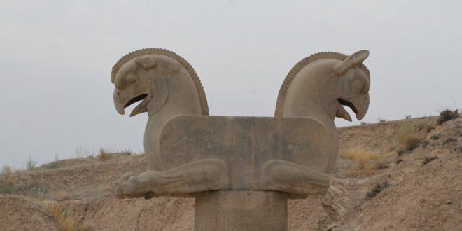 سرستون همای در تخت جمشید/ عکس: محمدمهدی اسدزاده