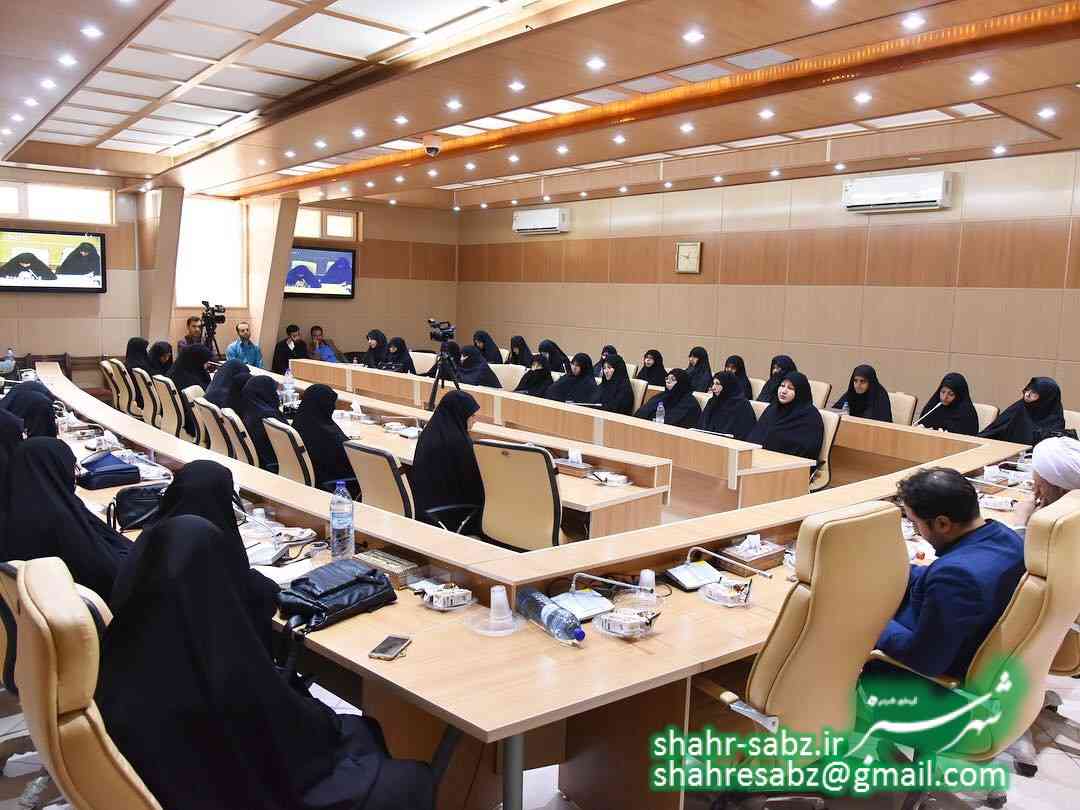 آیت الله دژکام در دیدار با جمعی از بانوان اساتید حوزه و دانشگاه، دانشجویان و طلاب و فعالان فرهنگی و تبلیغی خواهر