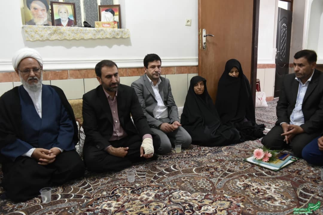 فرماندار کازرون در خشت/ عکس: محمود نوذری