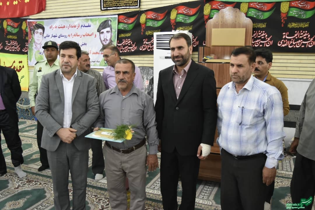 فرماندار کازرون در خشت/ عکس: محمود نوذری