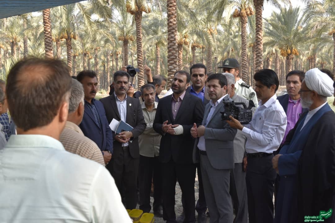 فرماندار کازرون در خشت/ عکس: محمود نوذری