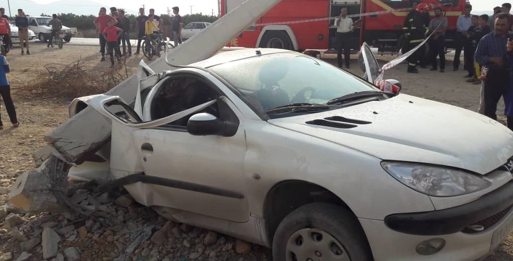 تصادف 206 با تیر برق در کازرون