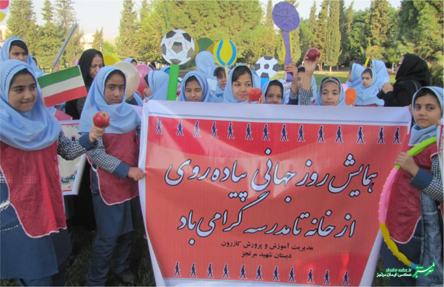 پیاده از خانه تا مدرسه در دبستان های امام علی و شهید مرتجز کازرون/ عکس: ایمان مرتجز