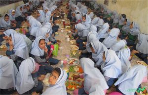 پیاده از خانه تا مدرسه در دبستان های امام علی و شهید مرتجز کازرون/ عکس: ایمان مرتجز