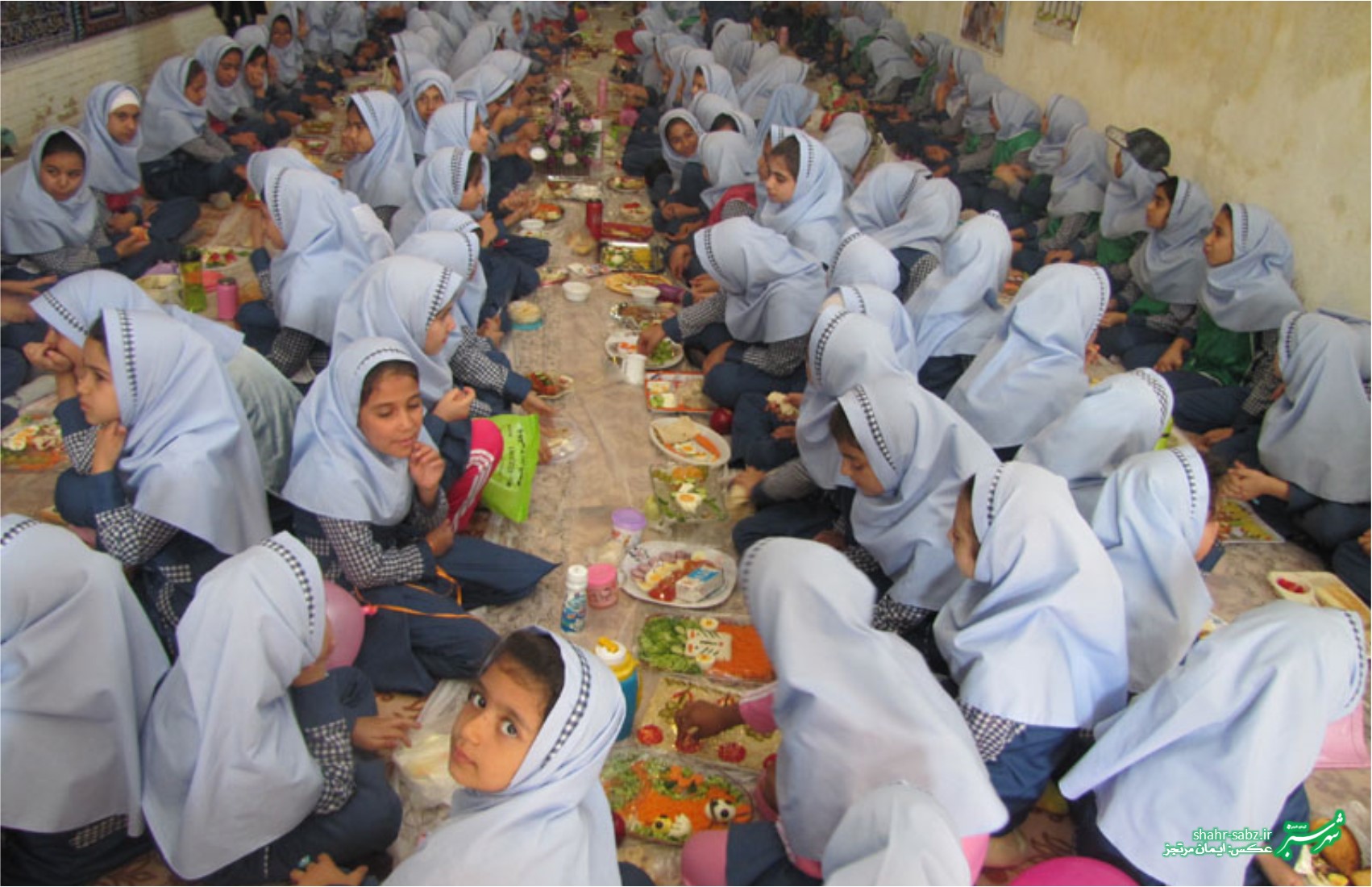 پیاده از خانه تا مدرسه در دبستان های امام علی و شهید مرتجز کازرون/ عکس: ایمان مرتجز