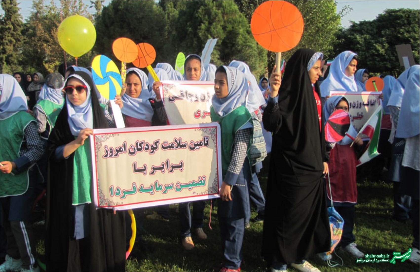 پیاده از خانه تا مدرسه در دبستان های امام علی و شهید مرتجز کازرون/ عکس: ایمان مرتجز