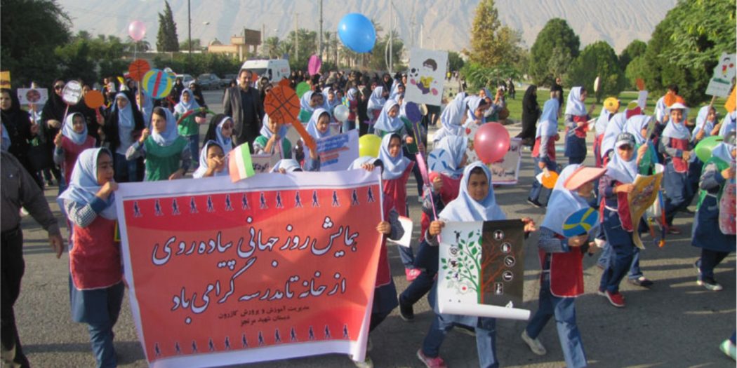 پیاده از خانه تا مدرسه در دبستان های امام علی و شهید مرتجز کازرون/ عکس: ایمان مرتجز