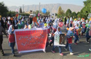 پیاده از خانه تا مدرسه در دبستان های امام علی و شهید مرتجز کازرون/ عکس: ایمان مرتجز