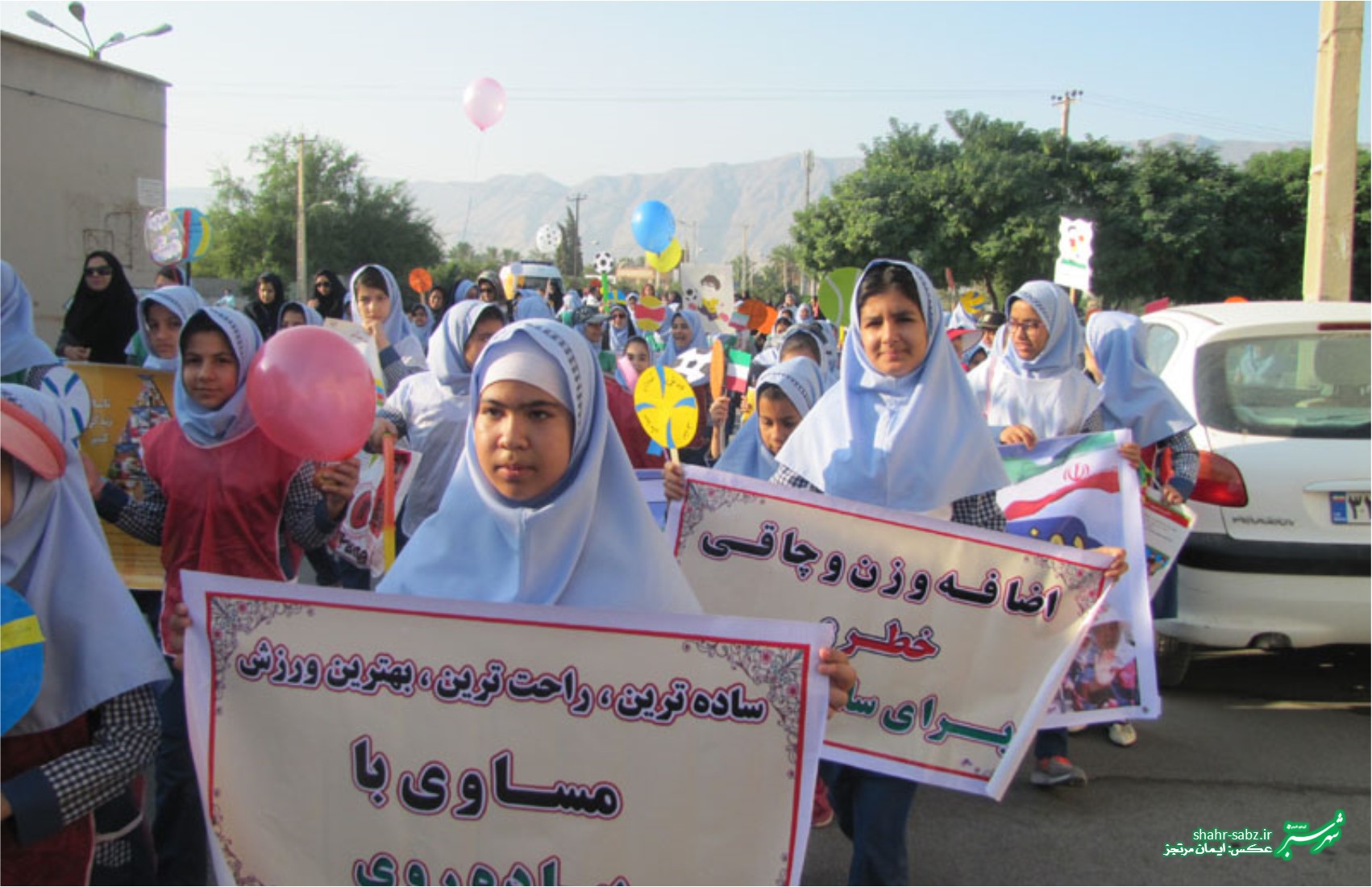 پیاده از خانه تا مدرسه در دبستان های امام علی و شهید مرتجز کازرون/ عکس: ایمان مرتجز