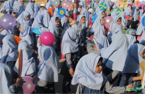 پیاده از خانه تا مدرسه در دبستان های امام علی و شهید مرتجز کازرون/ عکس: ایمان مرتجز