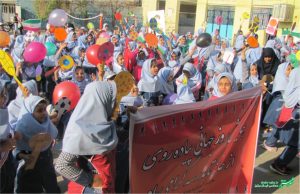 پیاده از خانه تا مدرسه در دبستان های امام علی و شهید مرتجز کازرون/ عکس: ایمان مرتجز