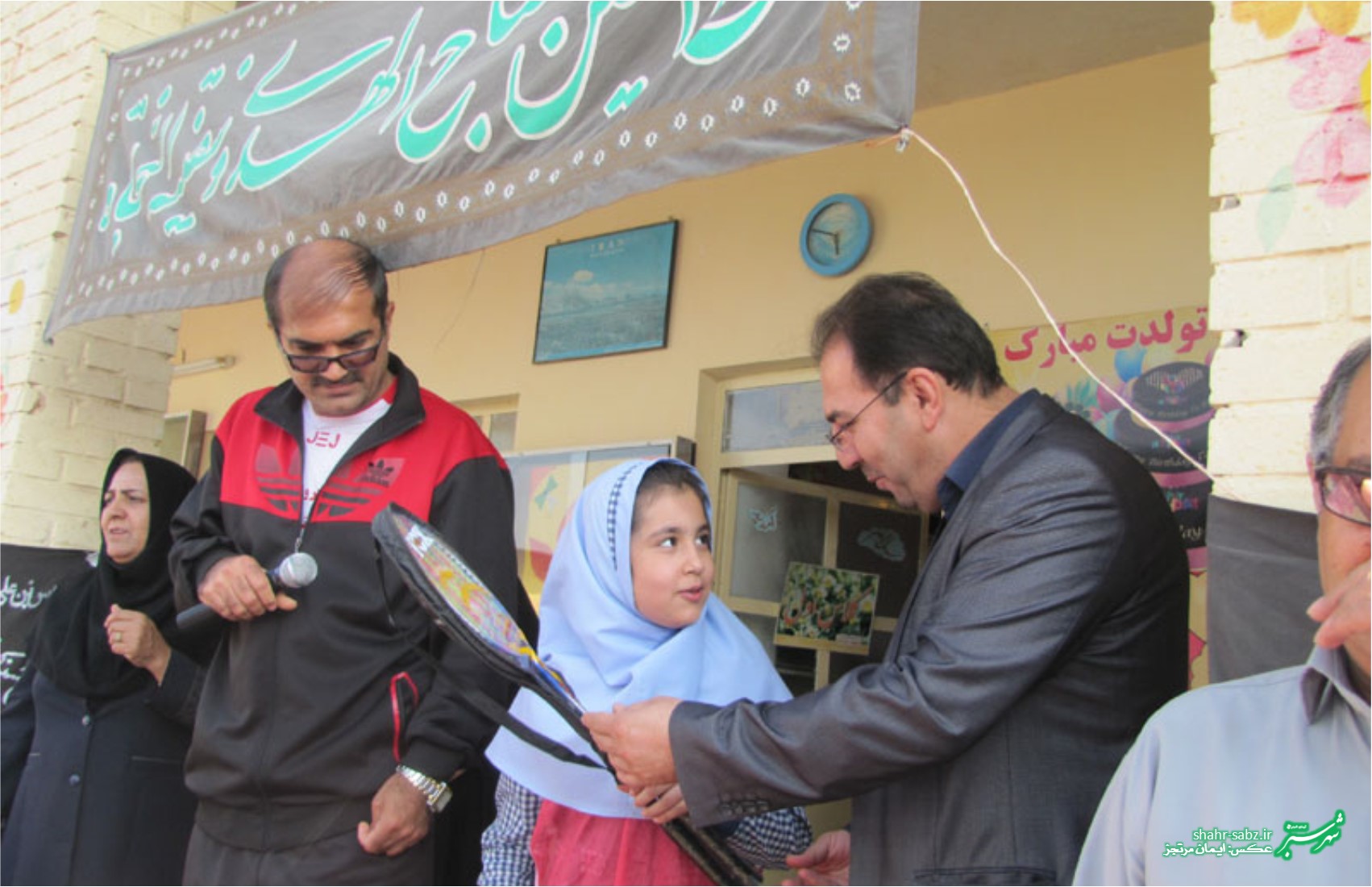 پیاده از خانه تا مدرسه در دبستان های امام علی و شهید مرتجز کازرون/ عکس: ایمان مرتجز