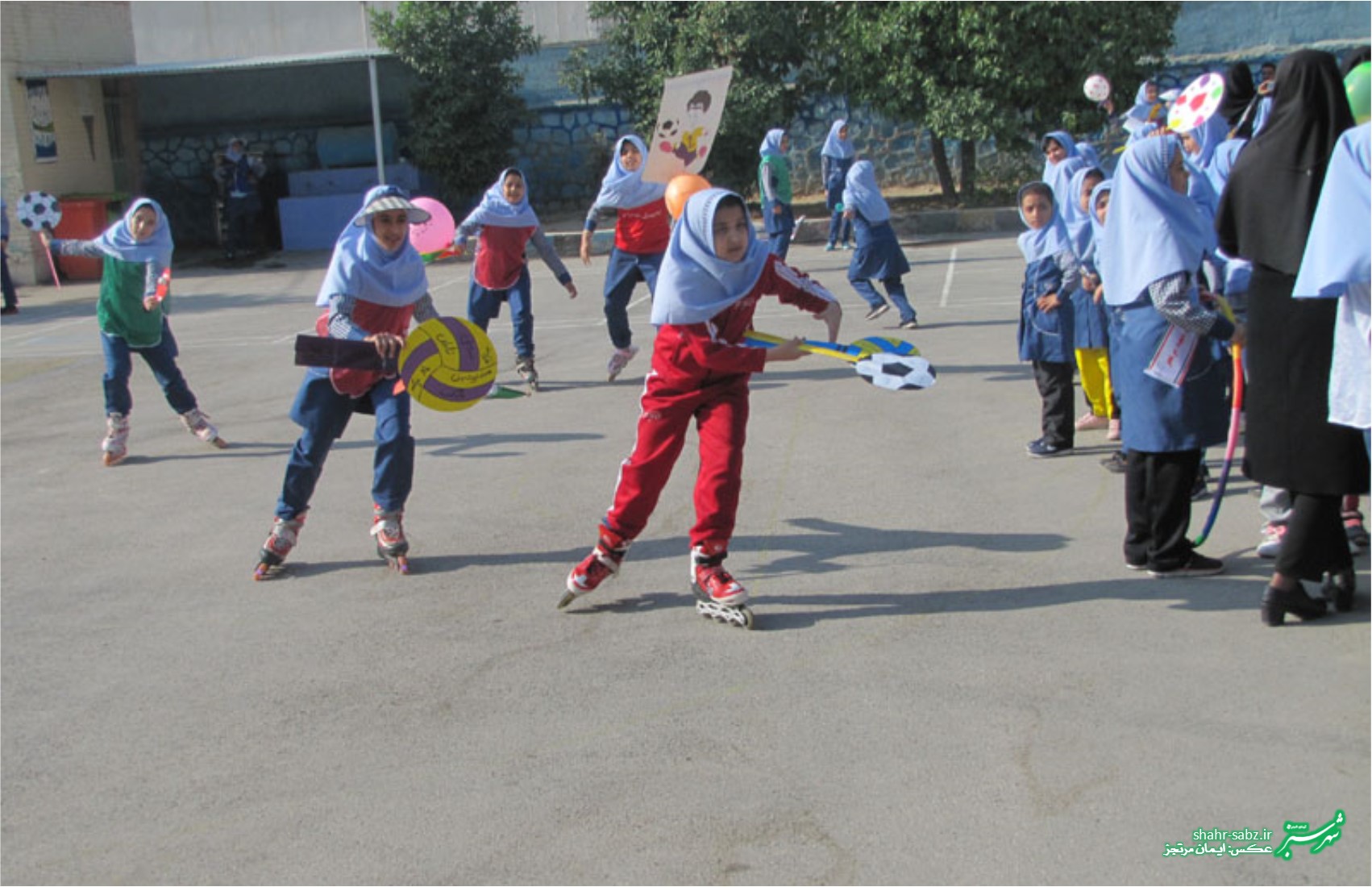 پیاده از خانه تا مدرسه در دبستان های امام علی و شهید مرتجز کازرون/ عکس: ایمان مرتجز