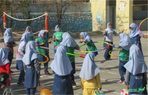 پیاده از خانه تا مدرسه در دبستان های امام علی و شهید مرتجز کازرون/ عکس: ایمان مرتجز