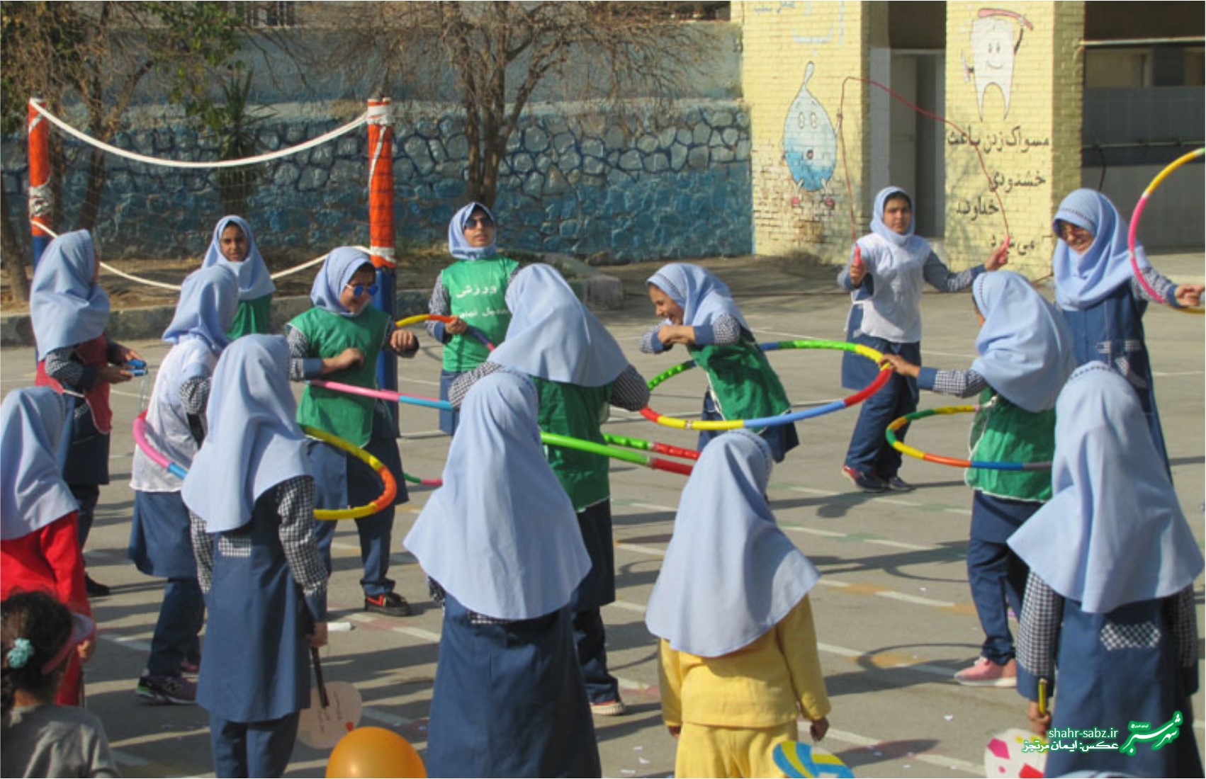 پیاده از خانه تا مدرسه در دبستان های امام علی و شهید مرتجز کازرون/ عکس: ایمان مرتجز