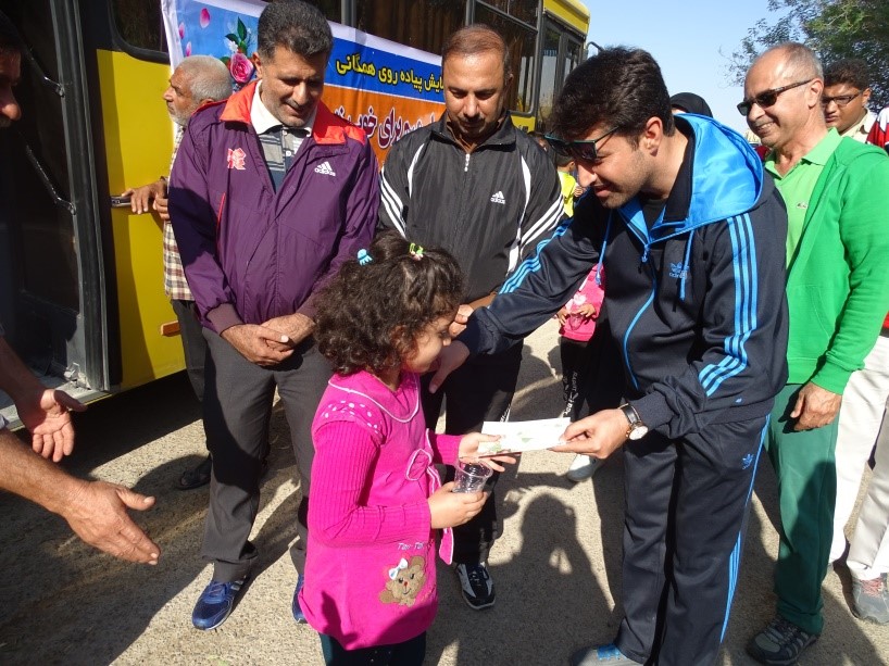 پیاده روی بزرگ خانوادگی در کازرون با حضور شهردار و اعضای شورای اسلامی شهر کازرون