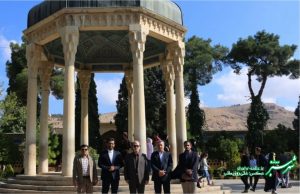 بازدید محمدمهدی احمدی از مجموعه های فرهنگی هنری شیراز/ عکس از علی روزیطلب/ محمدمهدی احمدی، صابر سهرابی، مهدی رنجبر، محسن پرهیزگار، محمدمهدی اسدزاده/ حافظیه