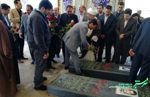 بازدید پرویز فتاح رئیس کمیته امداد امام خمینی از کازرون گلزار شهدای سید محمد نوربخش بر مزار شهید علی اصغر امام دوست و شهید / حجت الاسلام شیخ محمد خرسند- پرویز فتاح- داریوش دهقان- حسین رضازاده- محمد بذرافشان- حجت الاسلام حسین انصاری/ عکس: امیرخسرو شجاعی