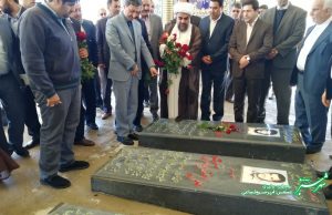 بازدید پرویز فتاح رئیس کمیته امداد امام خمینی از کازرون گلزار شهدای سید محمد نوربخش بر مزار شهید علی اصغر امام دوست و شهید / حجت الاسلام شیخ محمد خرسند- پرویز فتاح- داریوش دهقان- حسین رضازاده- محمد بذرافشان- حجت الاسلام حسین انصاری/ عکس: امیرخسرو شجاعی