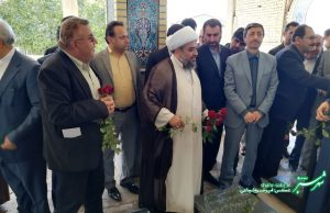 بازدید پرویز فتاح رئیس کمیته امداد امام خمینی از کازرون گلزار شهدای سید محمد نوربخش بر مزار شهید علی اصغر امام دوست و شهید / حجت الاسلام شیخ محمد خرسند- پرویز فتاح- داریوش دهقان- حسین رضازاده- محمد بذرافشان- حجت الاسلام حسین انصاری/ عکس: امیرخسرو شجاعی