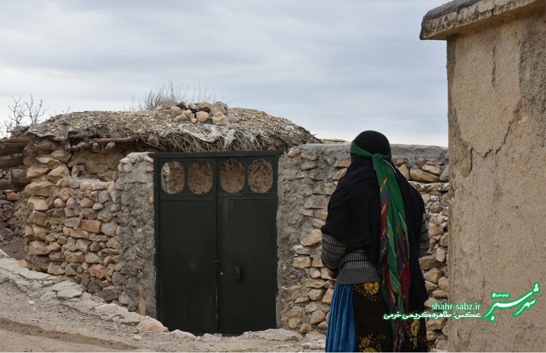 انتظار زن روستایی/ روستای کنده ای/ عکس: طاهره کریمی خرمی