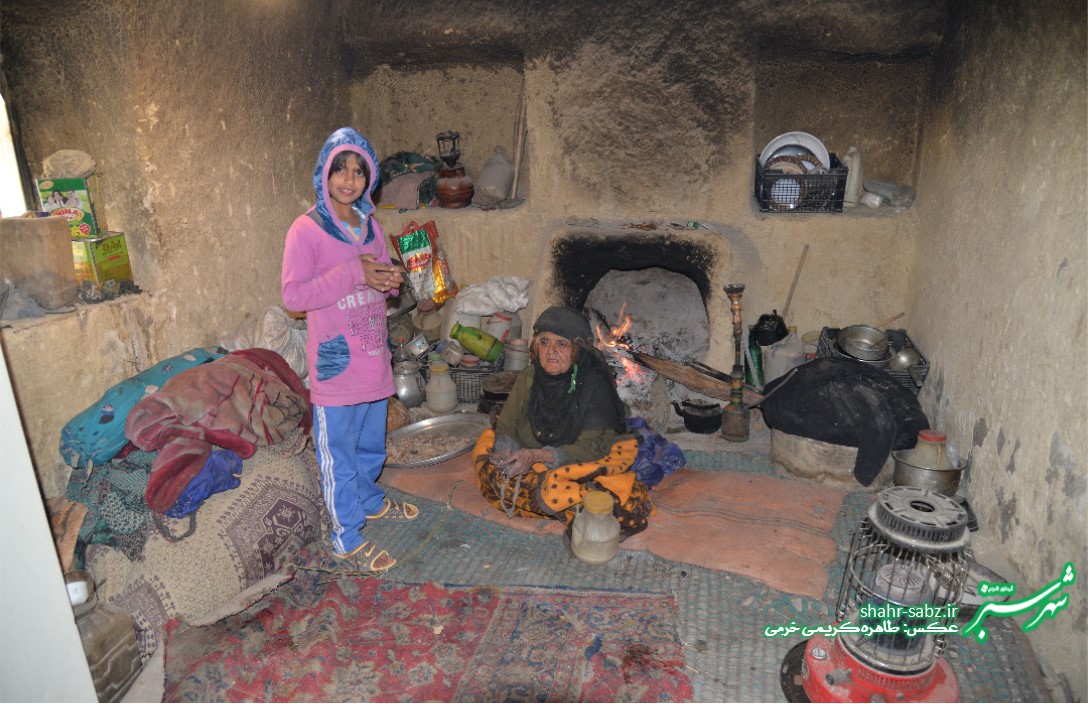 پیرزن و دختر/ روستای کنده ای/ عکس: طاهره کریمی خرمی