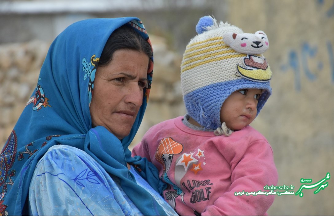 زن و کودک/ روستای کنده ای/ عکس: طاهره کریمی خرمی