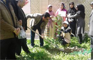 بازار هنری دانش آموزان هنرستان فاطمه زهرا کازرون به مناسبت عید نوروز/ عکس: زینب صادقی