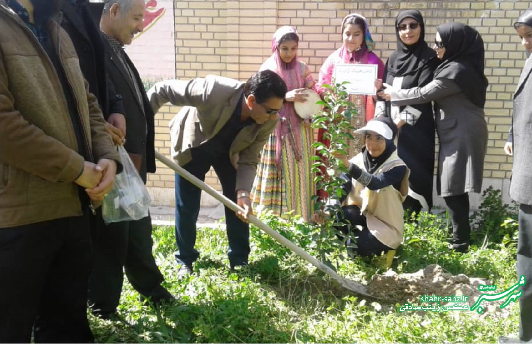 بازار هنری دانش آموزان هنرستان فاطمه زهرا کازرون به مناسبت عید نوروز/ عکس: زینب صادقی
