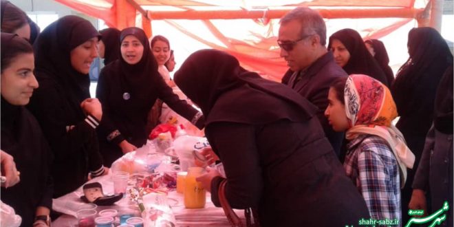 بازار هنری دانش آموزان هنرستان فاطمه زهرا کازرون به مناسبت عید نوروز/ عکس: زینب صادقی