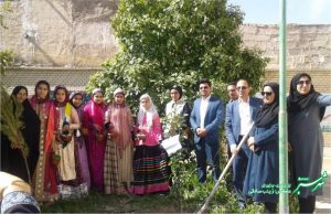 بازار هنری دانش آموزان هنرستان فاطمه زهرا کازرون به مناسبت عید نوروز/ عکس: زینب صادقی