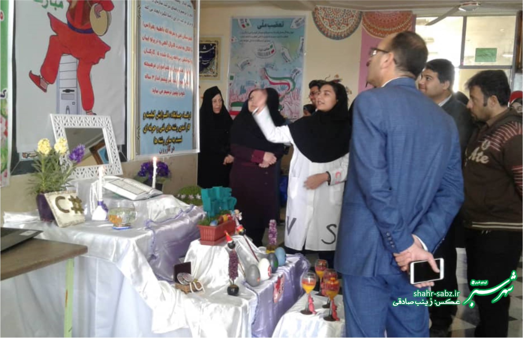 بازار هنری دانش آموزان هنرستان فاطمه زهرا کازرون به مناسبت عید نوروز/ عکس: زینب صادقی بازار هنری دانش آموزان هنرستان فاطمه زهرا کازرون به مناسبت عید نوروز/ عکس: زینب صادقی