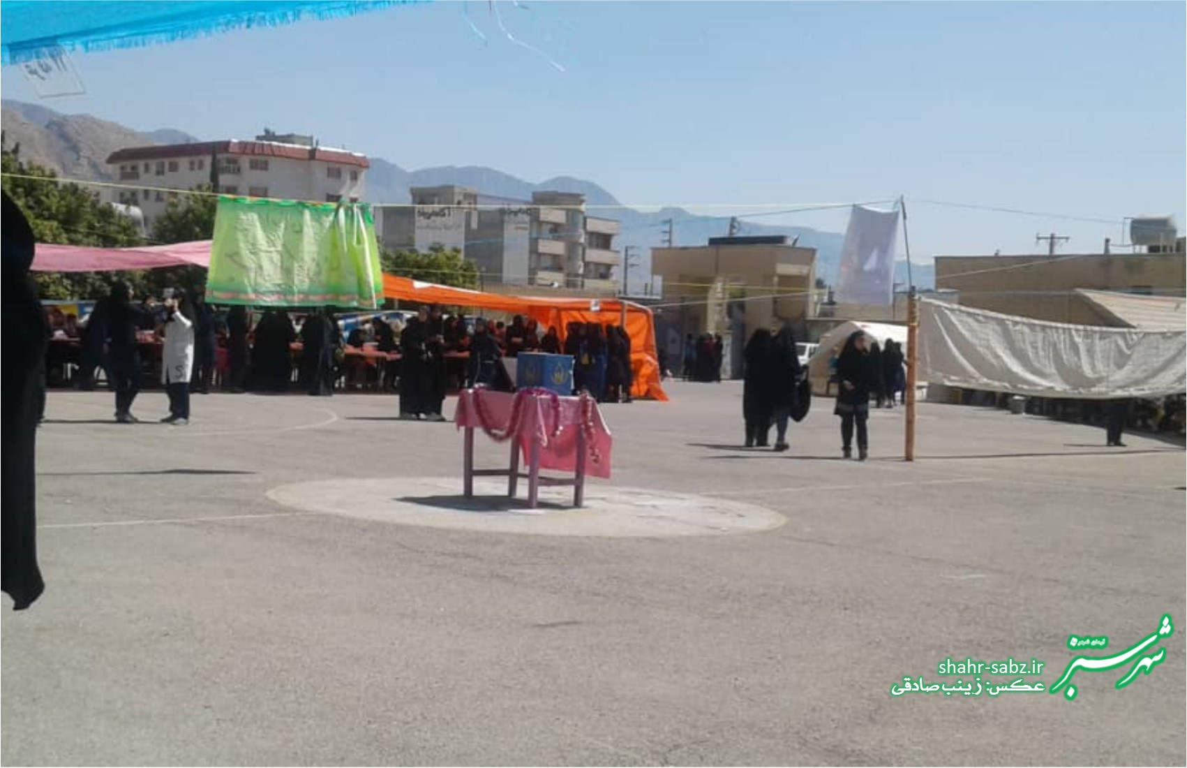 بازار هنری دانش آموزان هنرستان فاطمه زهرا کازرون به مناسبت عید نوروز/ عکس: زینب صادقی