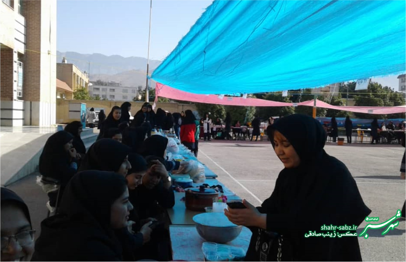 بازار هنری دانش آموزان هنرستان فاطمه زهرا کازرون به مناسبت عید نوروز/ عکس: زینب صادقی