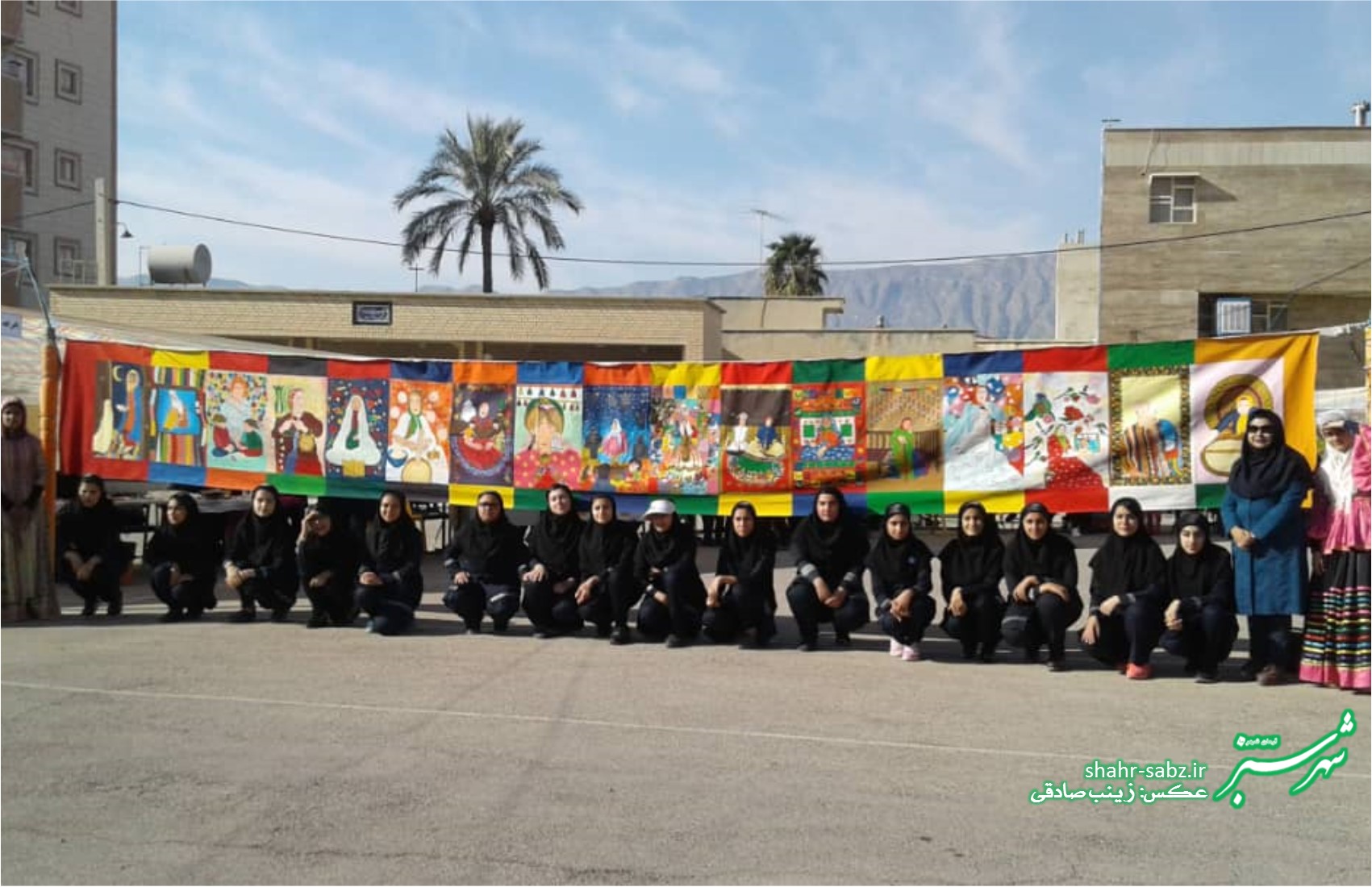 بازار هنری دانش آموزان هنرستان فاطمه زهرا کازرون به مناسبت عید نوروز/ عکس: زینب صادقی