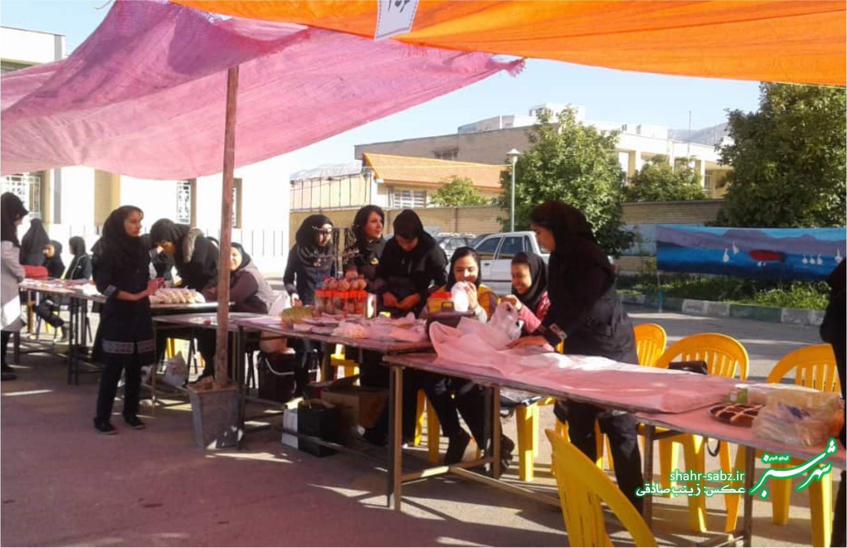 بازار هنری دانش آموزان هنرستان فاطمه زهرا کازرون به مناسبت عید نوروز/ عکس: زینب صادقی بازار هنری دانش آموزان هنرستان فاطمه زهرا کازرون به مناسبت عید نوروز/ عکس: زینب صادقی