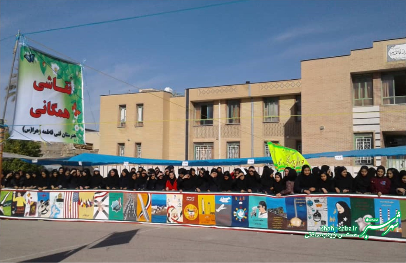 بازار هنری دانش آموزان هنرستان فاطمه زهرا کازرون به مناسبت عید نوروز/ عکس: زینب صادقی