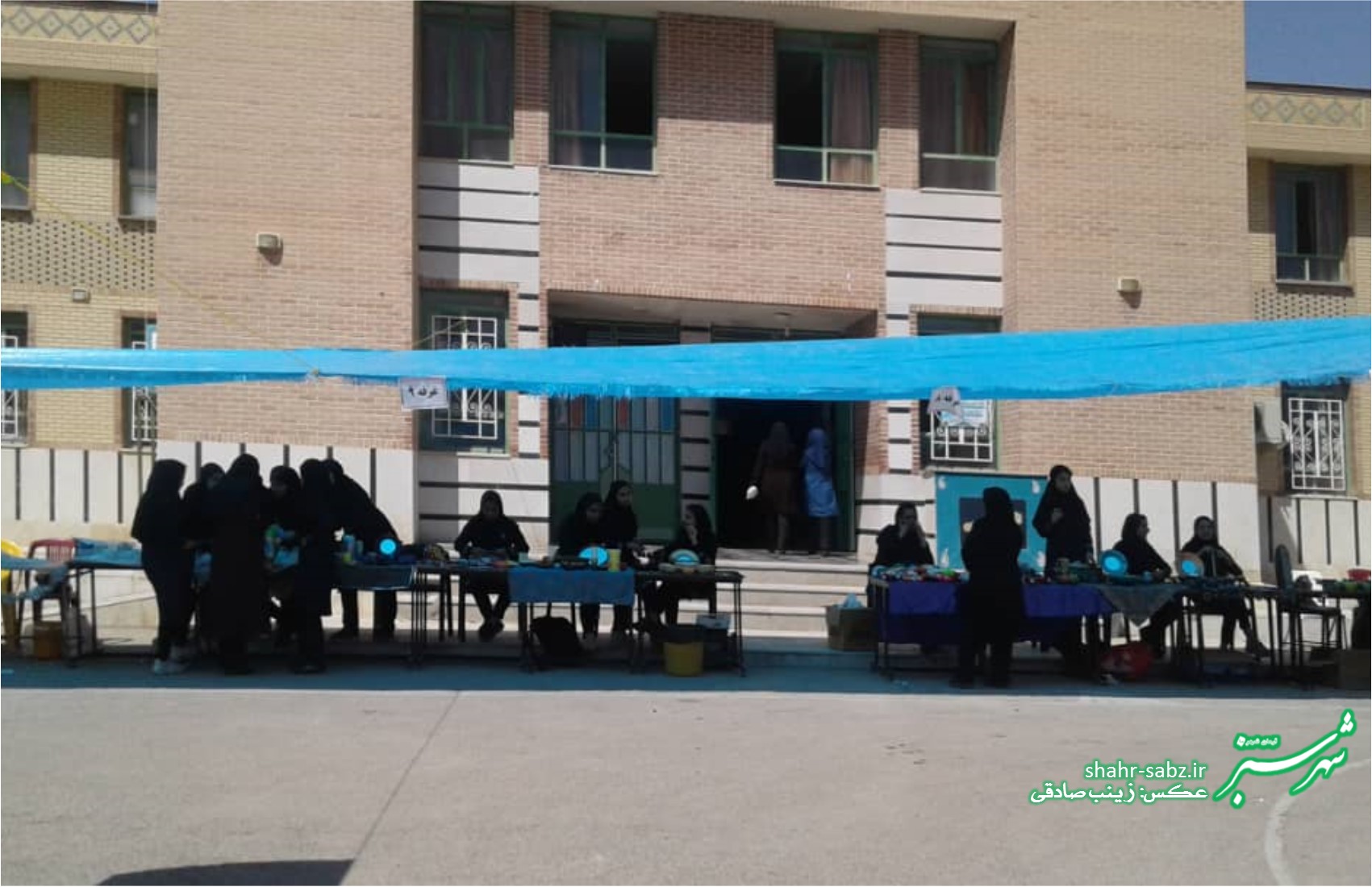 بازار هنری دانش آموزان هنرستان فاطمه زهرا کازرون به مناسبت عید نوروز/ عکس: زینب صادقی