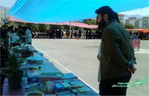 بازار هنری دانش آموزان هنرستان فاطمه زهرا کازرون به مناسبت عید نوروز/ عکس: زینب صادقی