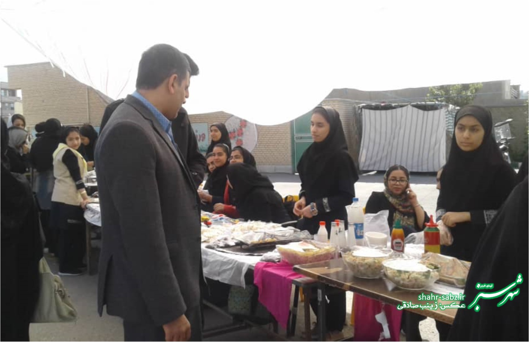 بازار هنری دانش آموزان هنرستان فاطمه زهرا کازرون به مناسبت عید نوروز/ عکس: زینب صادقی